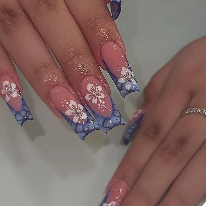 Kunstnagelset mit bunten Blüten und kreativem French-Design Karnz