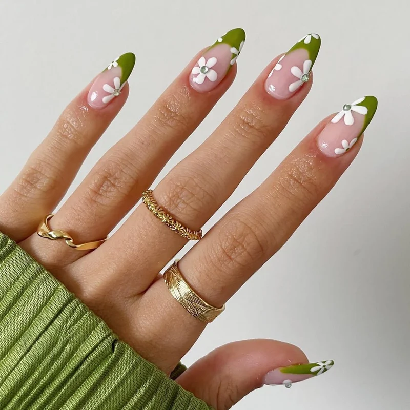 Kunstnagelset mit bunten Blüten und kreativem French-Design Karnz