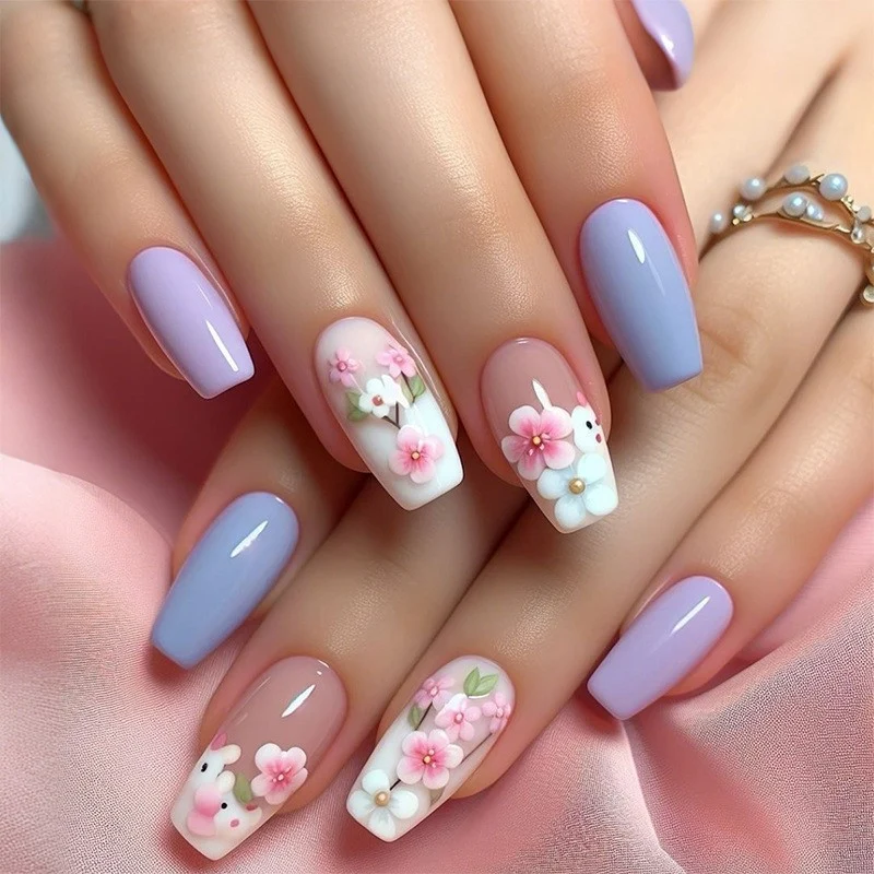 Kunstnagelset mit bunten Blüten und kreativem French-Design Karnz