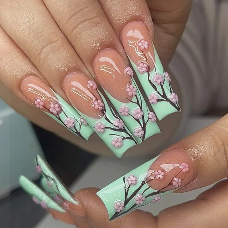 Kunstnagelset mit bunten Blüten und kreativem French-Design Karnz