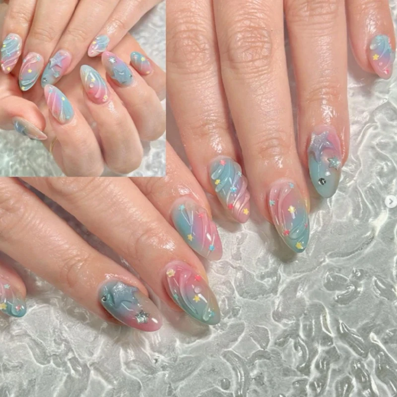 Kreatives Kunstnagelset mit farbenfrohem Ombre-Effekt und wunderschönen Verzierungen Karnz