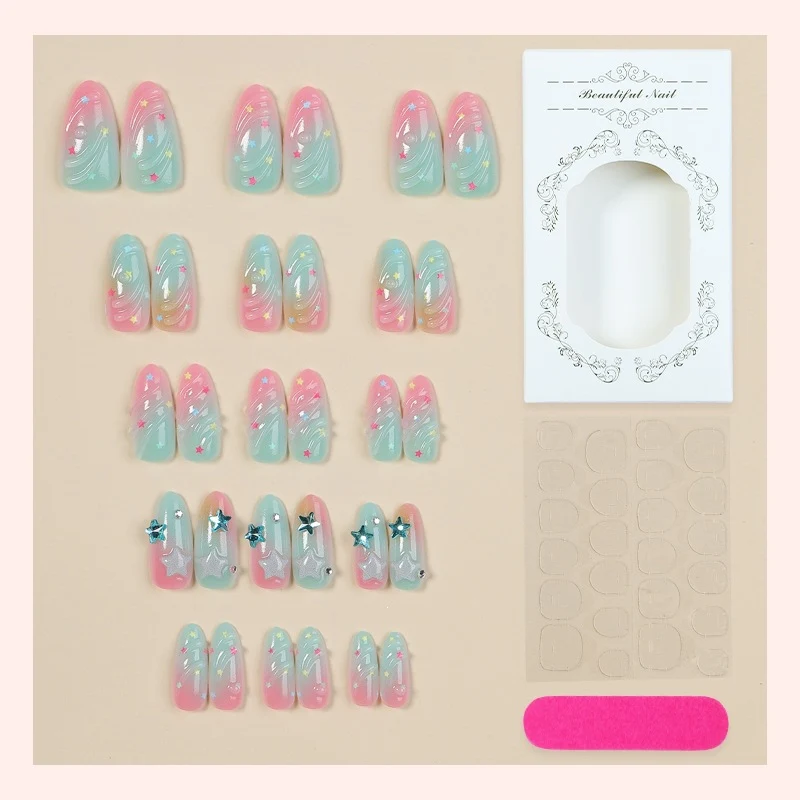 Kreatives Kunstnagelset mit farbenfrohem Ombre-Effekt und wunderschönen Verzierungen Karnz