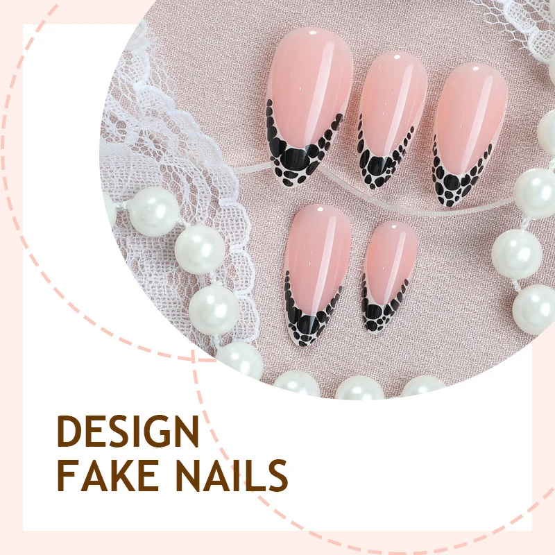 Kreatives Kunstnagelset mit eleganten Spitzenakzenten Karnz
