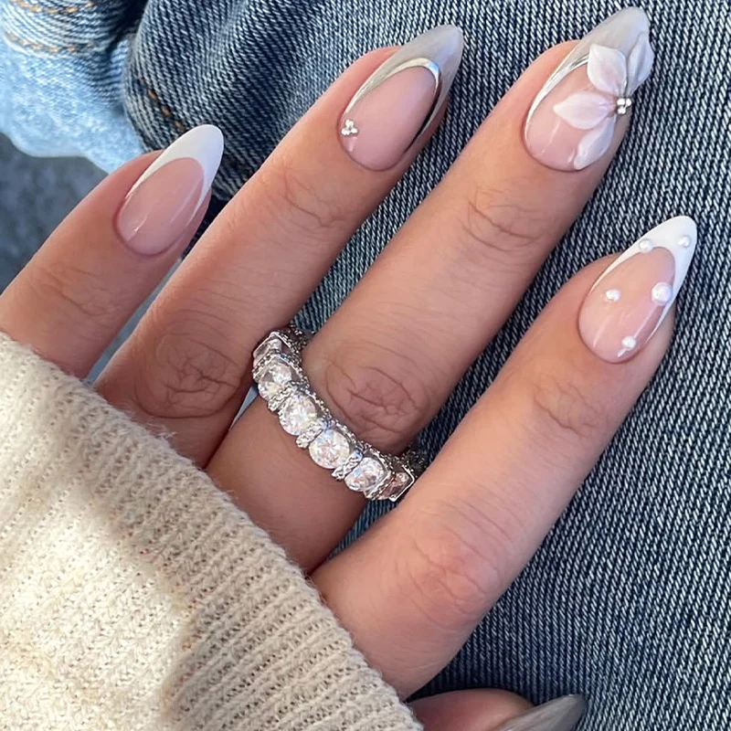 Kreatives Kunstnagelset mit eleganten Schmuckakzenten Karnz