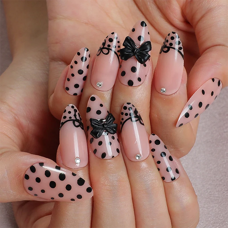 Kreatives Kunstnagelset mit eleganten Punkten und Schleifenverzierungen Karnz