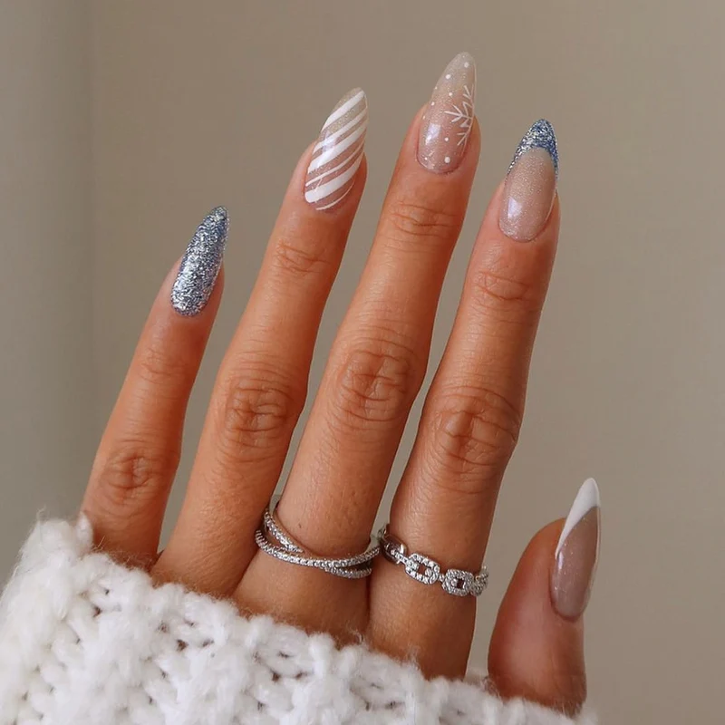 Kreatives Kunstnagelset mit eleganten Mustern Karnz
