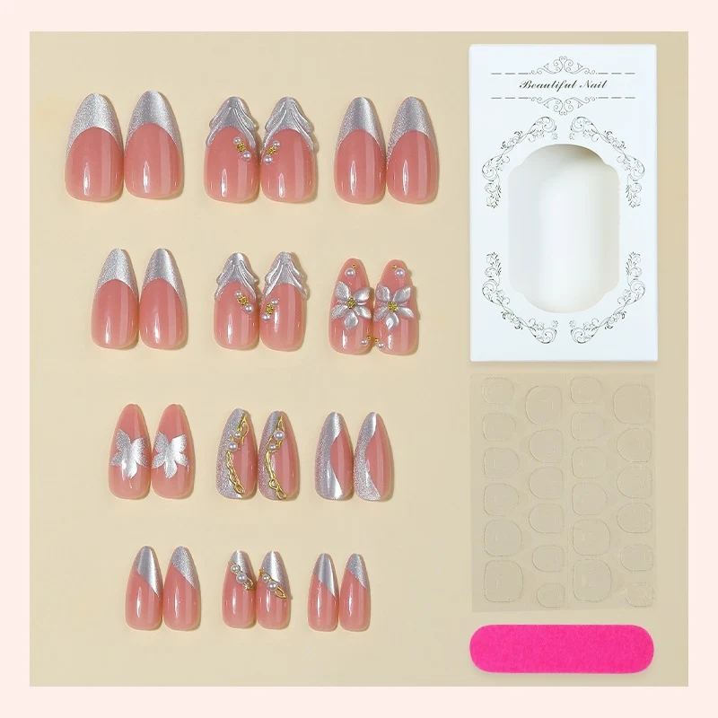 Kreatives Kunstnagelset mit eleganten floralen und glitzernden Verzierungen Karnz