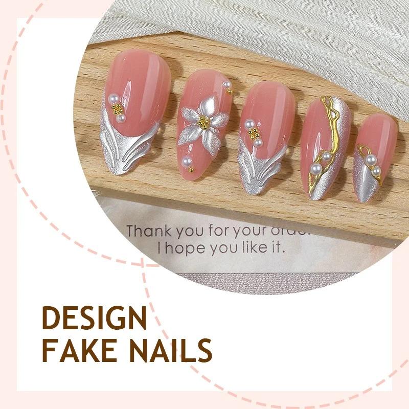 Kreatives Kunstnagelset mit eleganten floralen und glitzernden Verzierungen Karnz