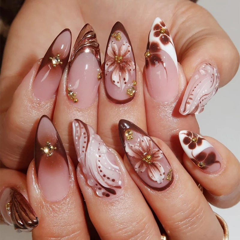 Kreatives Kunstnagelset mit eleganten Blütenakzenten Karnz