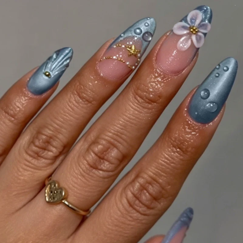 Kreatives Kunstnagelset mit eleganten Blüten- und Glitzerakzenten Karnz