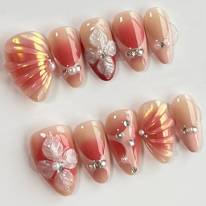 Kreatives Kunstnagelset mit eleganten Blumendesigns und Glitzerakzenten Karnz
