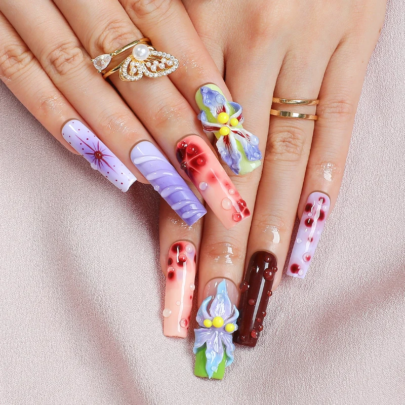 Kreatives Kunstnagelset mit elegantem Floral-Design und Glitzerakzenten Karnz