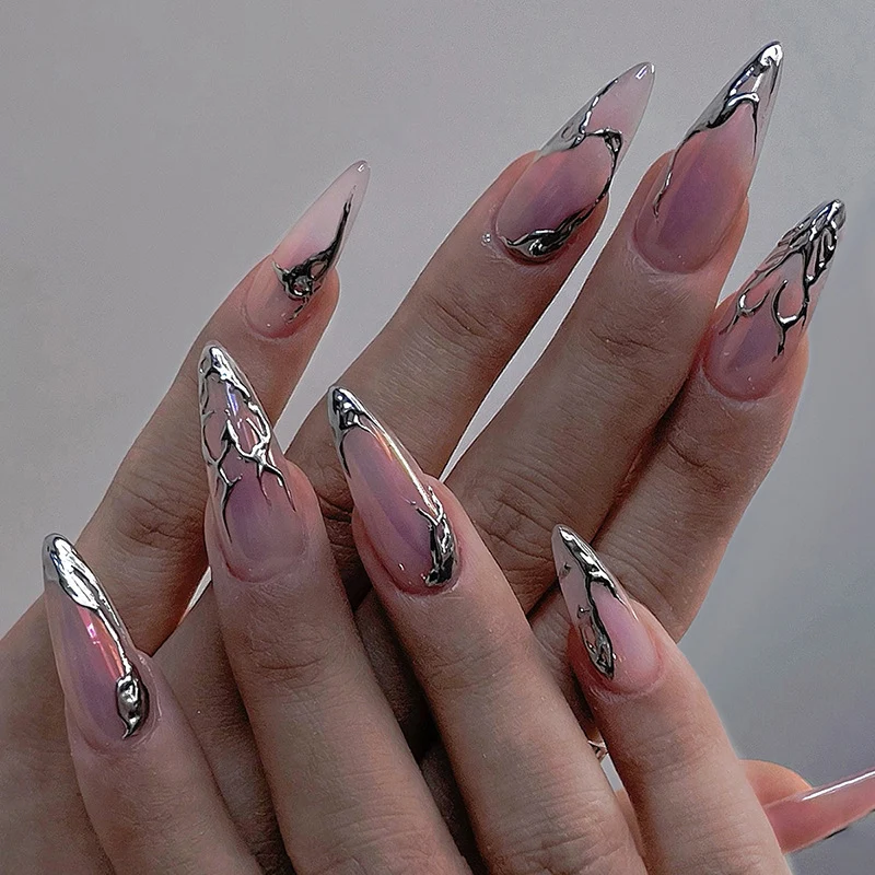 Kreatives Kunstnagelset mit elegantem Farbverlauf und marmorierten Details Karnz