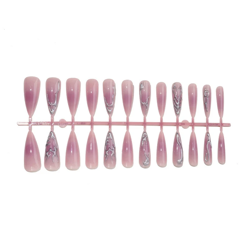 Kreatives Kunstnagelset mit elegantem Farbverlauf und marmorierten Details Karnz