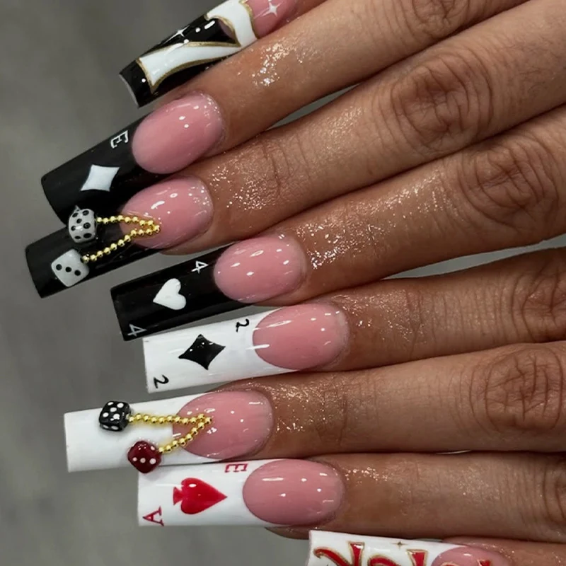 Kreatives Kunstnagelset mit einzigartigen Spielkarten-Motiven Karnz