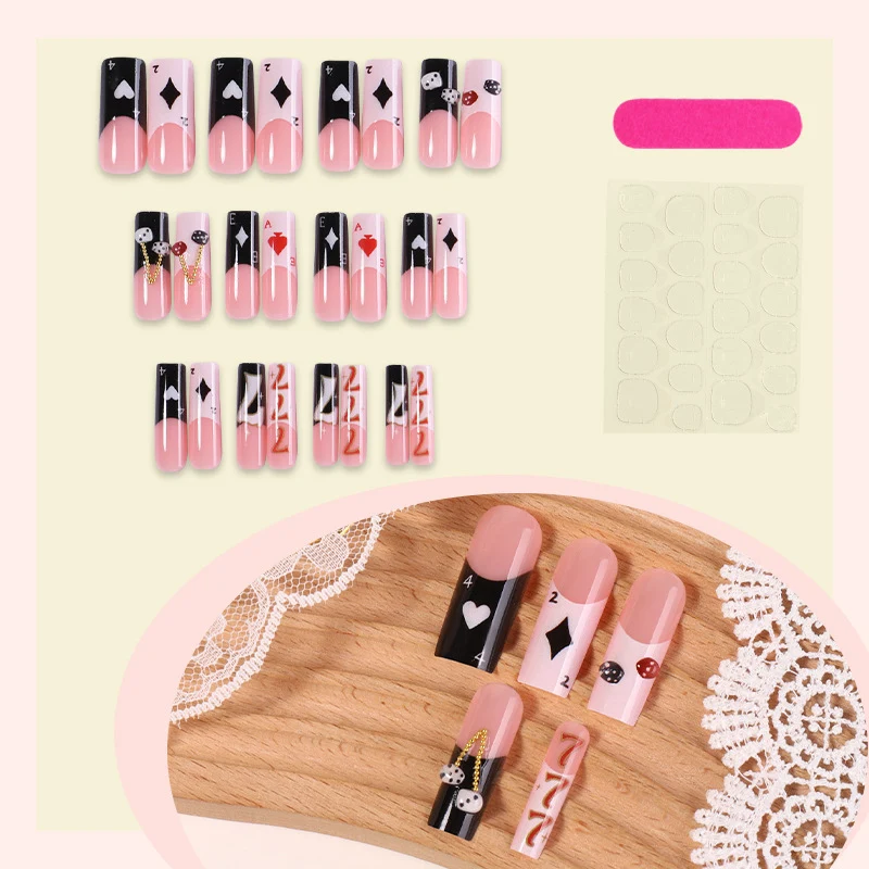 Kreatives Kunstnagelset mit einzigartigen Spielkarten-Motiven Karnz