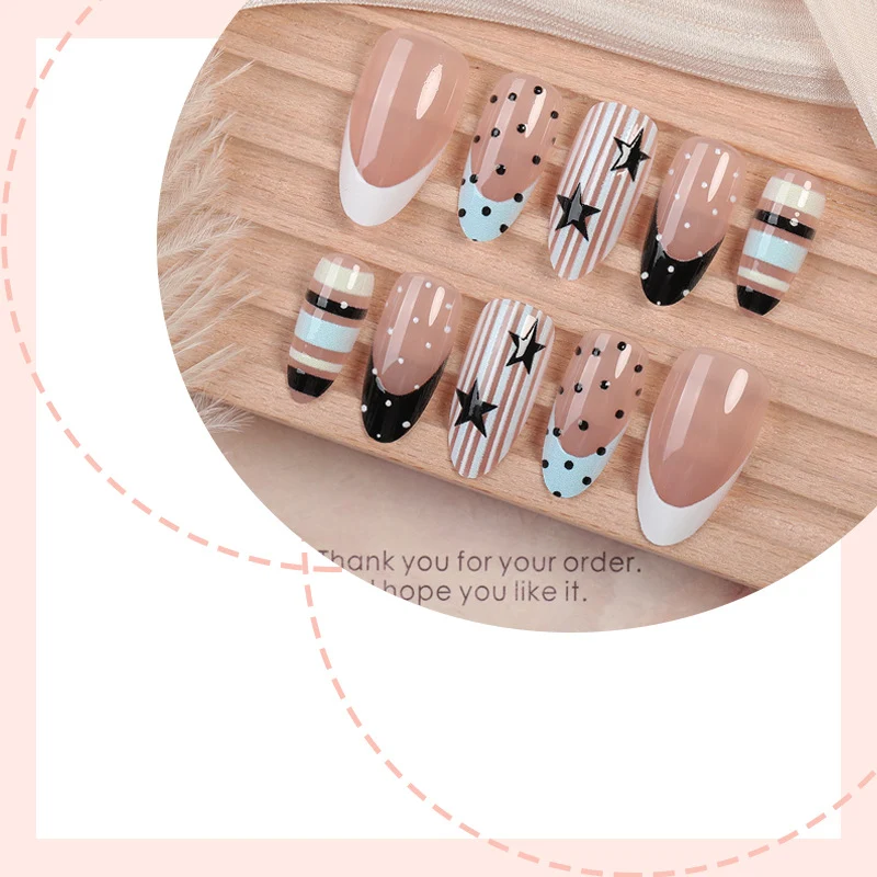 Kreatives Kunstnagelset mit einzigartigen geometrischen und bunten Designs Karnz