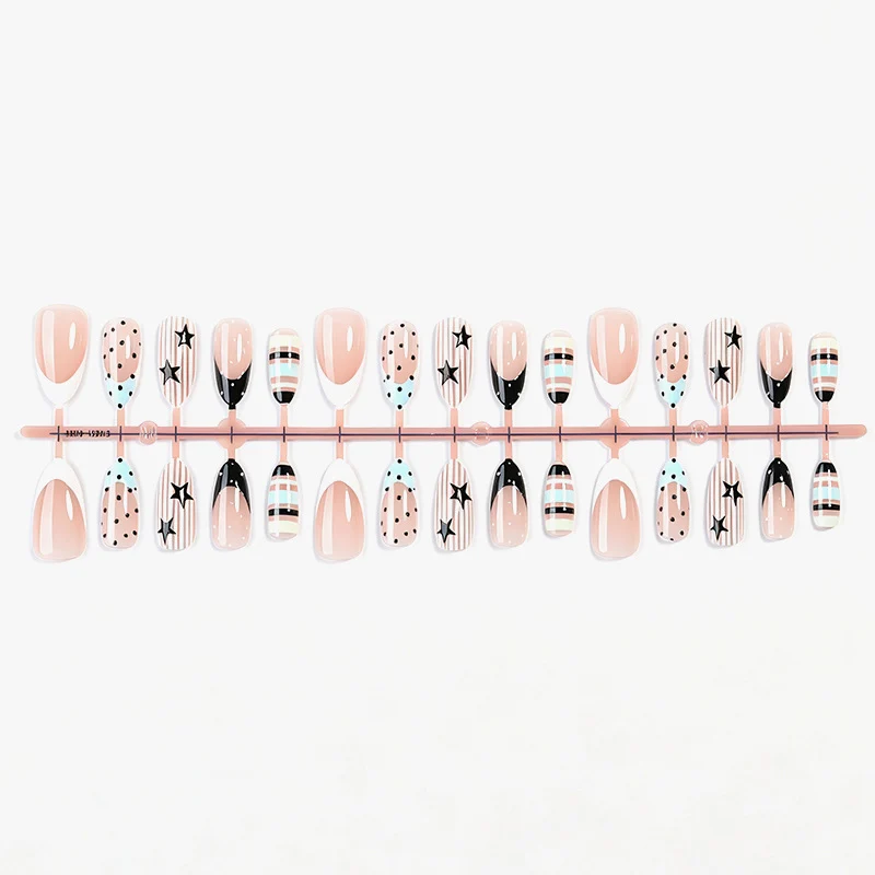 Kreatives Kunstnagelset mit einzigartigen geometrischen und bunten Designs Karnz