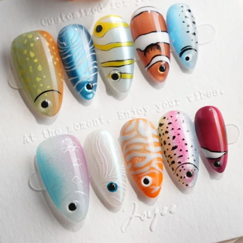 Kreatives Kunstnagelset mit bunten Tiermotiven und Glitzerakzenten Karnz