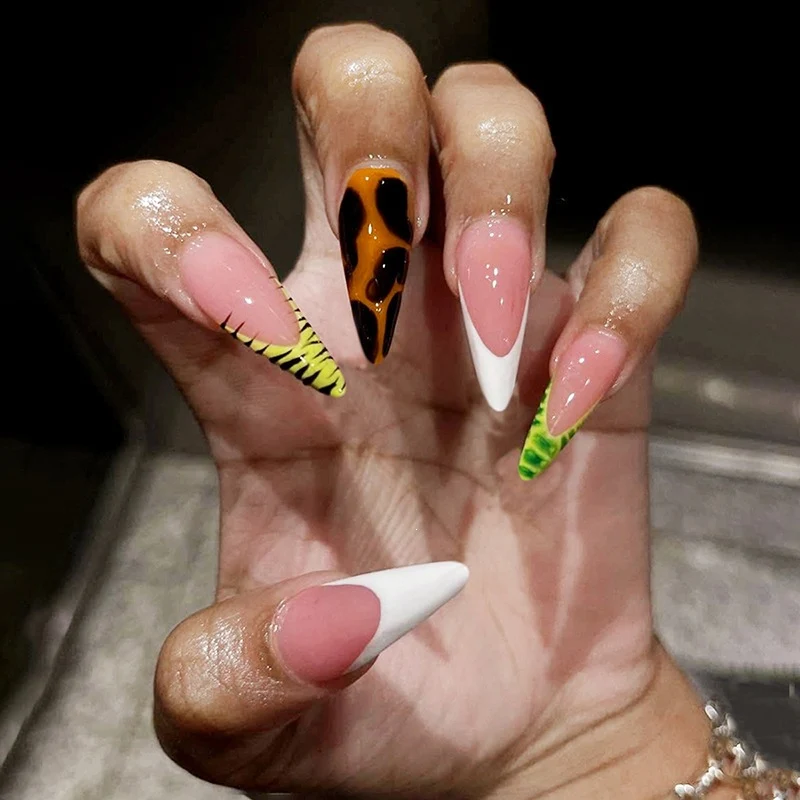 Kreatives Kunstnagelset mit bunten Motiven und unterschiedlichen Formen Karnz