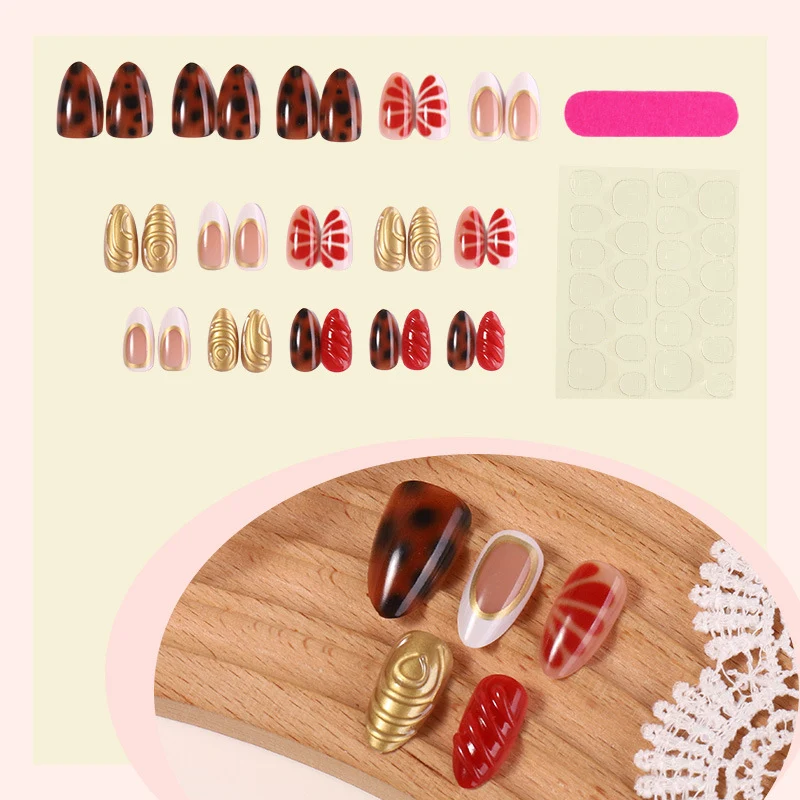 Kreatives Kunstnagelset mit bunten Designs und verschiedenen Texturen Karnz