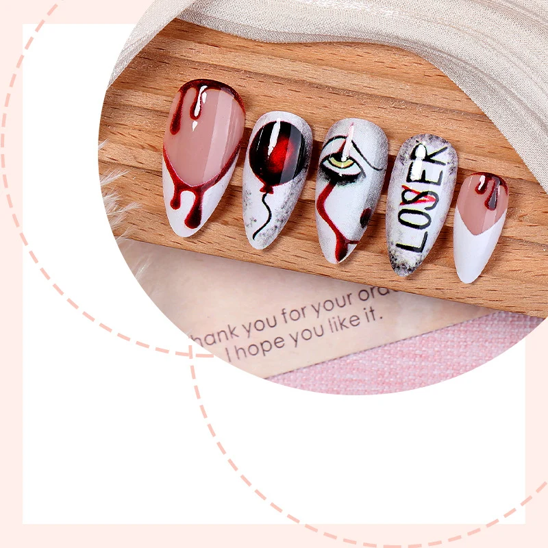 Kreatives Kunstnagelset mit blutigen und gruseligen Designs Karnz