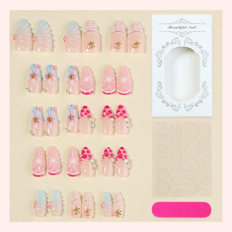 Kreatives Kunstnagelset mit blumigen Designs und dekorativen Akzenten Karnz