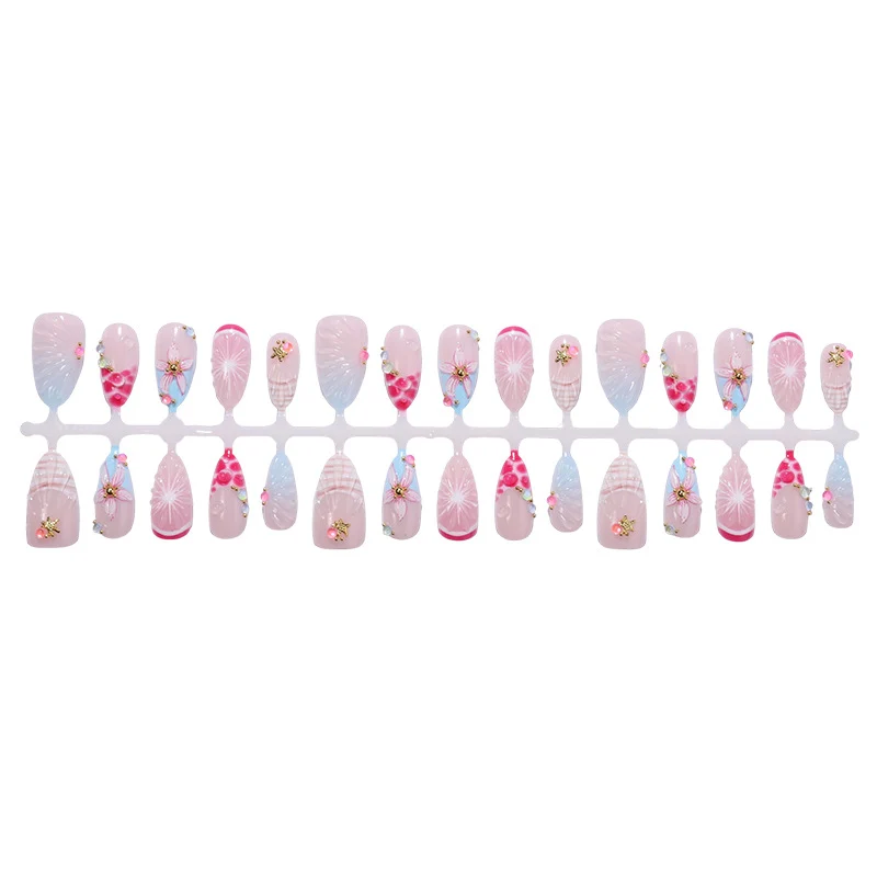 Kreatives Kunstnagelset mit blumigen Designs und dekorativen Akzenten Karnz