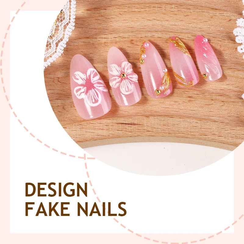 Kreatives Kunstnagelset mit Blumen- und goldenen Akzenten Karnz