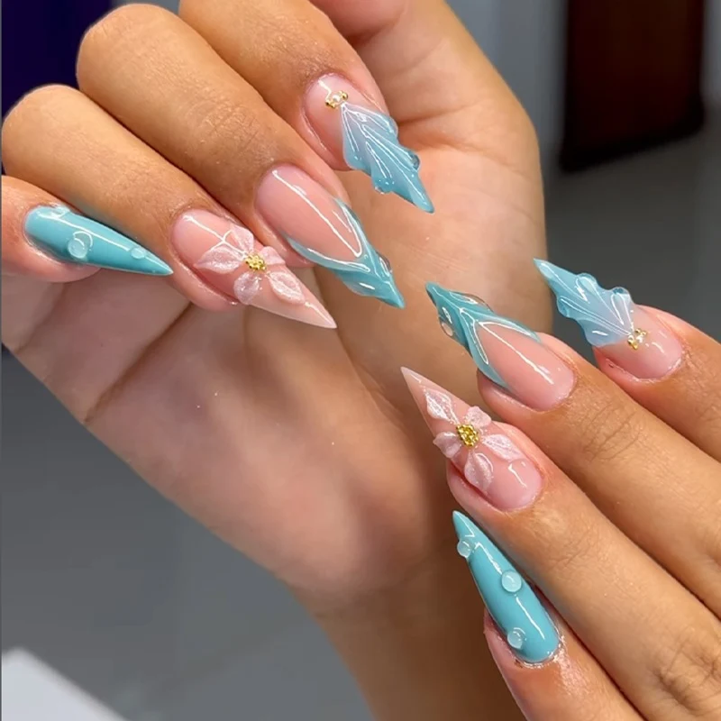 Kreatives Kunstnagelset mit blühenden Akzenten und eleganten Designs Karnz