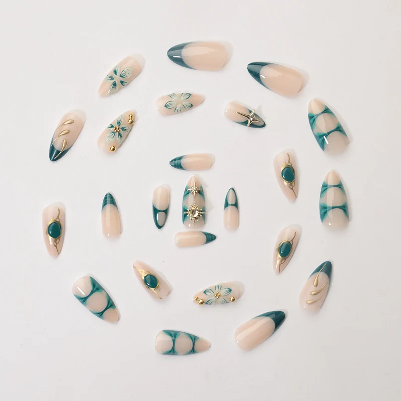 Kreatives Kunstnagelset mit aufwendigen Blumen- und Goldverzierungen Karnz