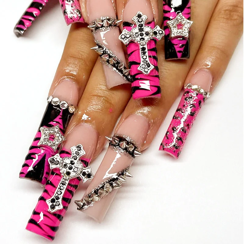 Kreatives Kunstnagelset mit auffälligem Zebra- und Glitzermuster Karnz