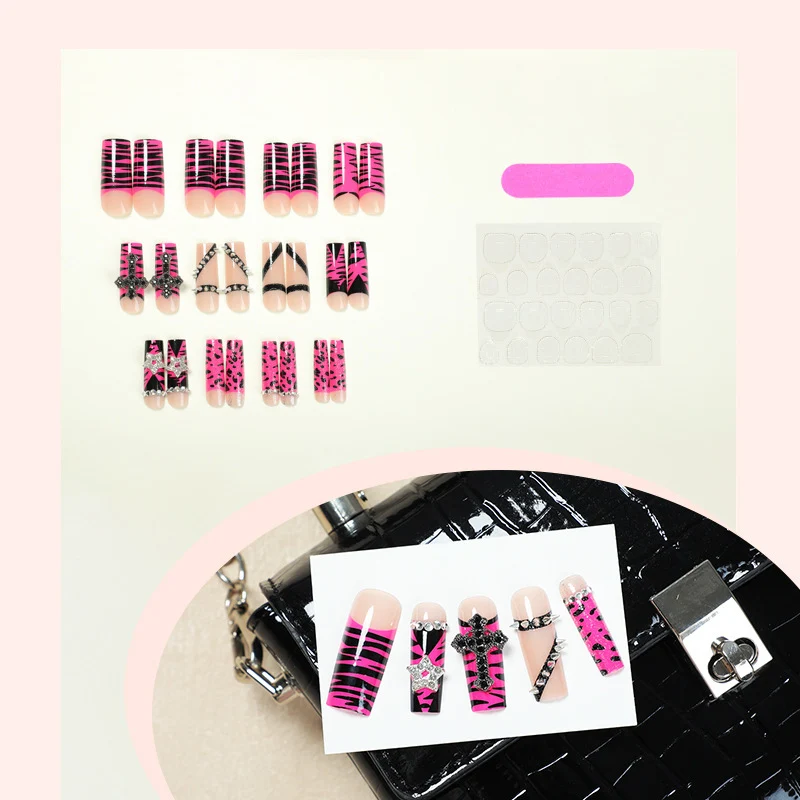 Kreatives Kunstnagelset mit auffälligem Zebra- und Glitzermuster Karnz