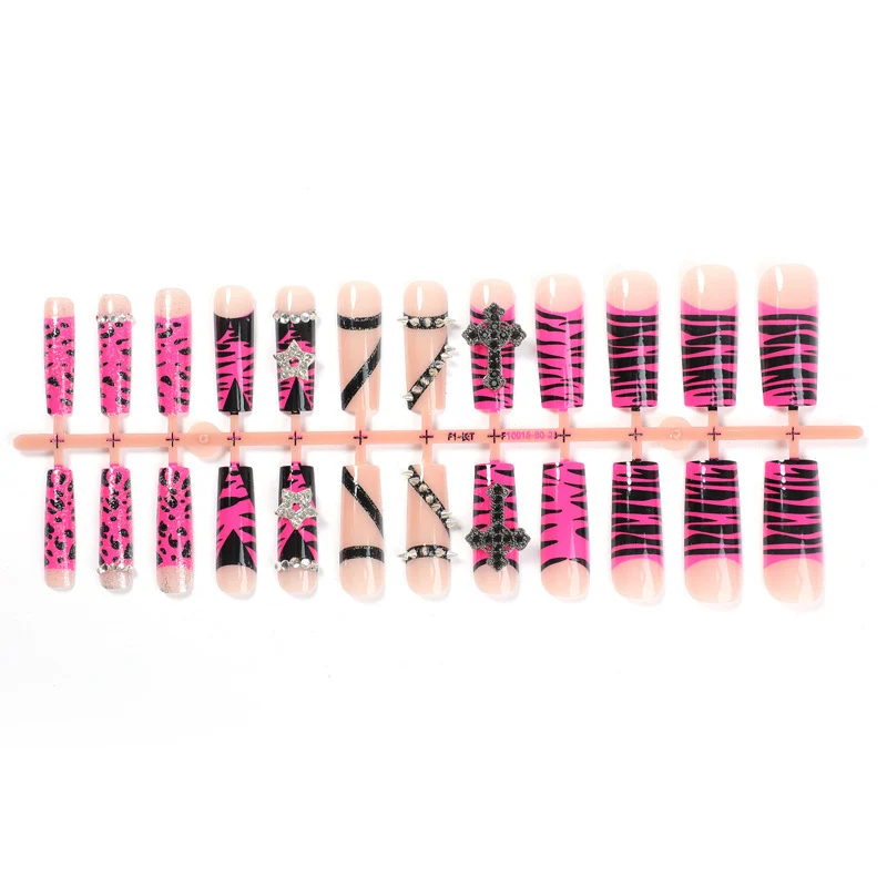 Kreatives Kunstnagelset mit auffälligem Zebra- und Glitzermuster Karnz