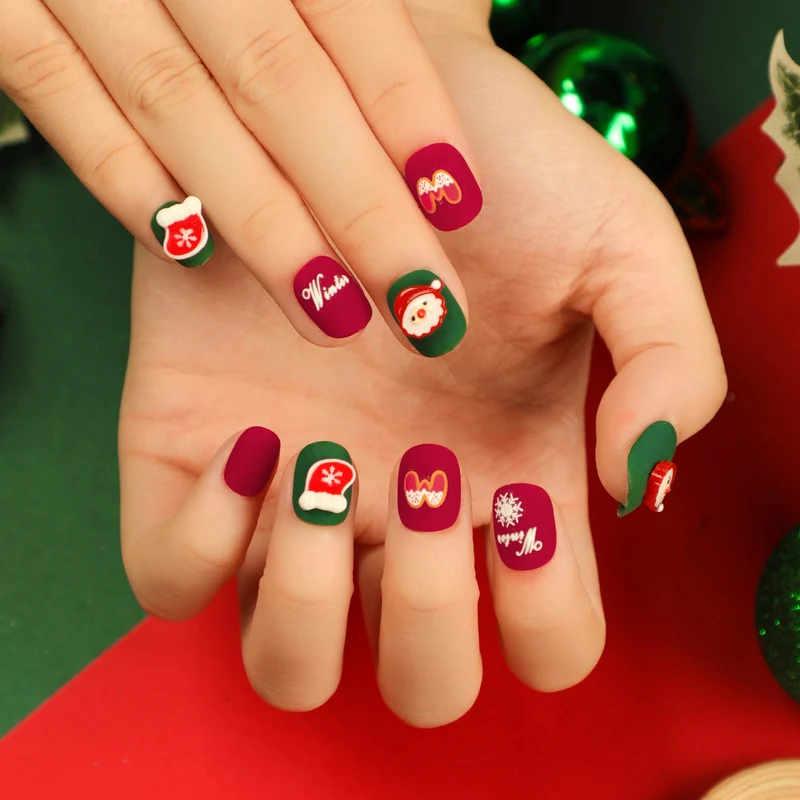 Weihnachtsnagelkunst mit festlichem Design Karnz