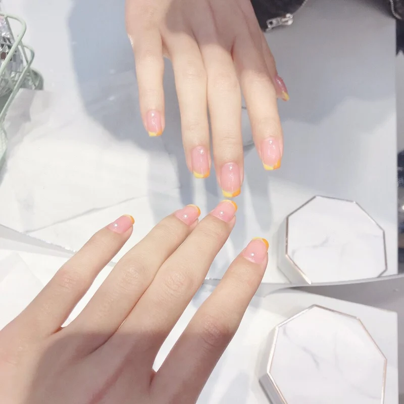Trendige Nailart mit fruchtigen Akzenten Karnz