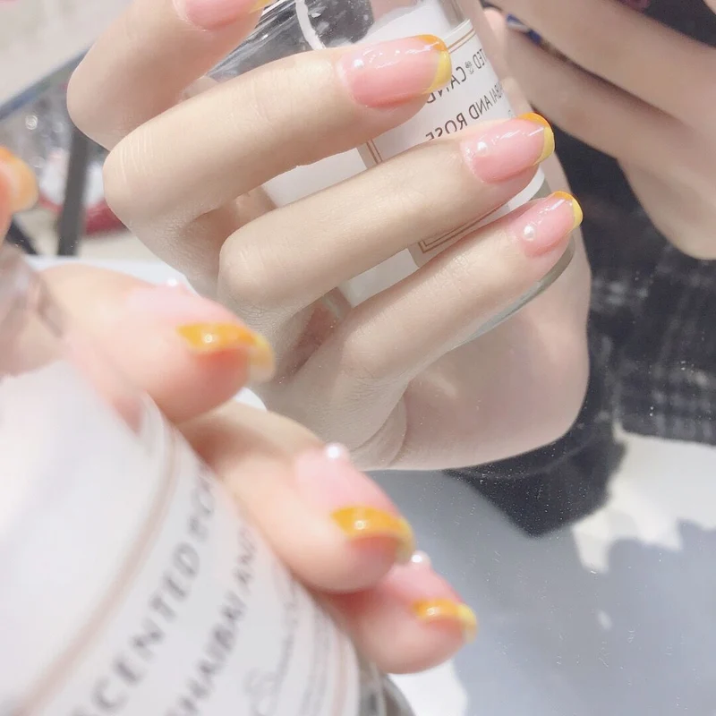Trendige Nailart mit fruchtigen Akzenten Karnz
