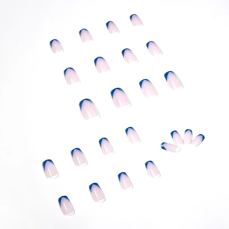 Stylische Nagelkunst mit modernen französischen Spitzen Karnz