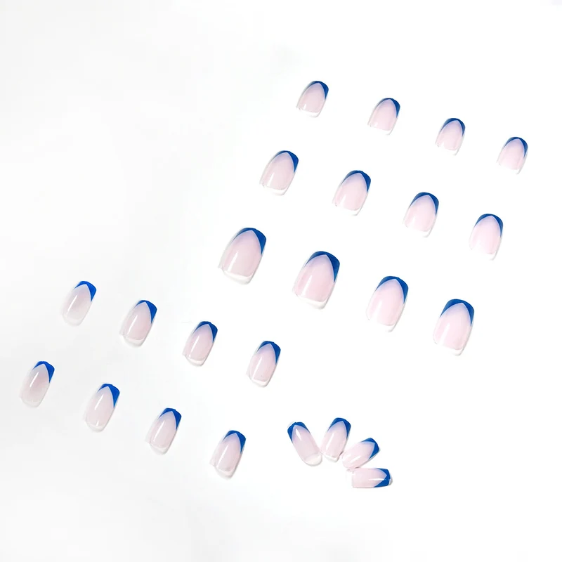 Stylische Nagelkunst mit modernen französischen Spitzen Karnz