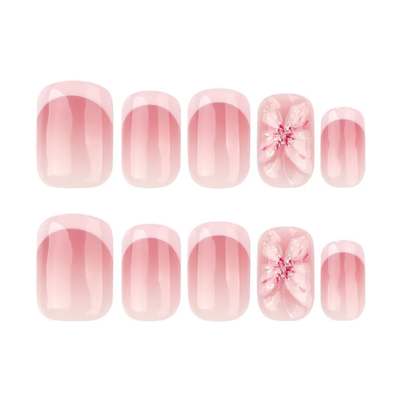Stilvolle Nagelkunst mit floralen Akzenten Karnz