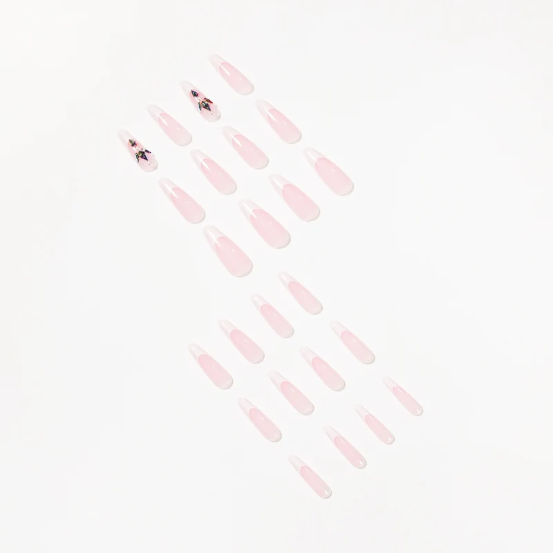 Premium Nagelverlängerungen mit eleganten Designs und Glitzerakzenten Karnz
