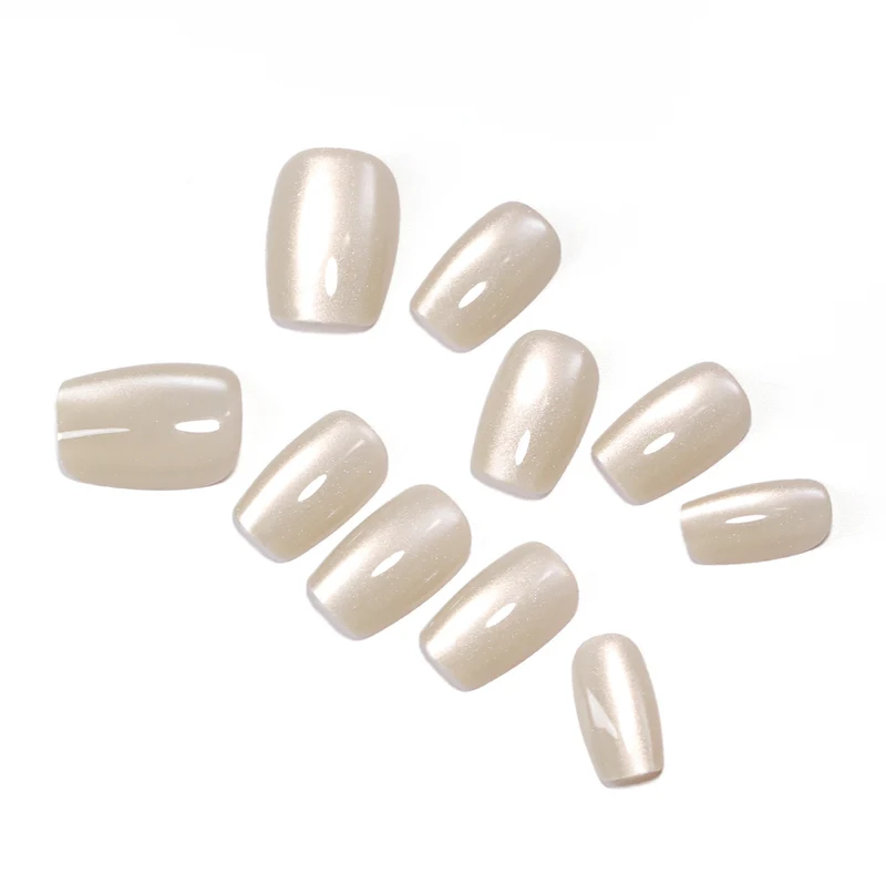 Nagelverlängerungen im eleganten Look Karnz