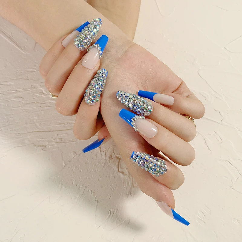 Nagelkunst mit Herz- und Lippenmotiven Karnz