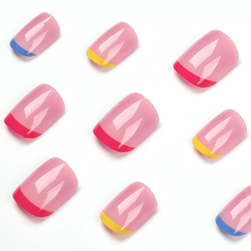 Nagelkunst mit bunten Spitzen Karnz
