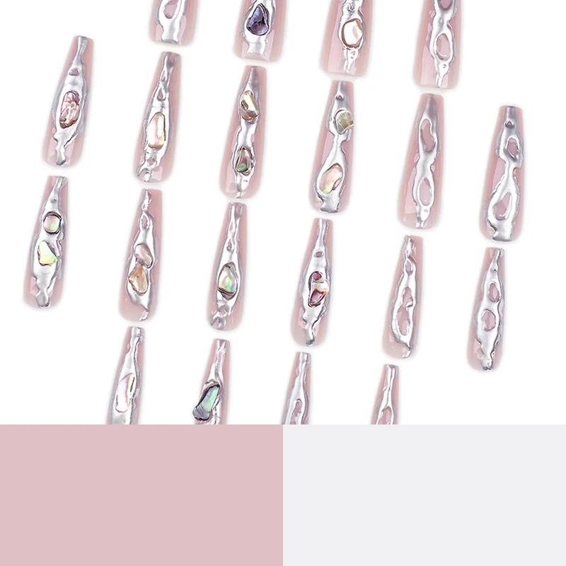 Kunstvolle Stiletto-Nägel mit holografischem Glanz Karnz