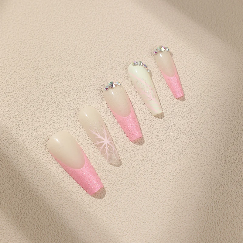 Kunstvolle Stiletto-Nägel mit Glitzer- und Schneeflockendesign Karnz
