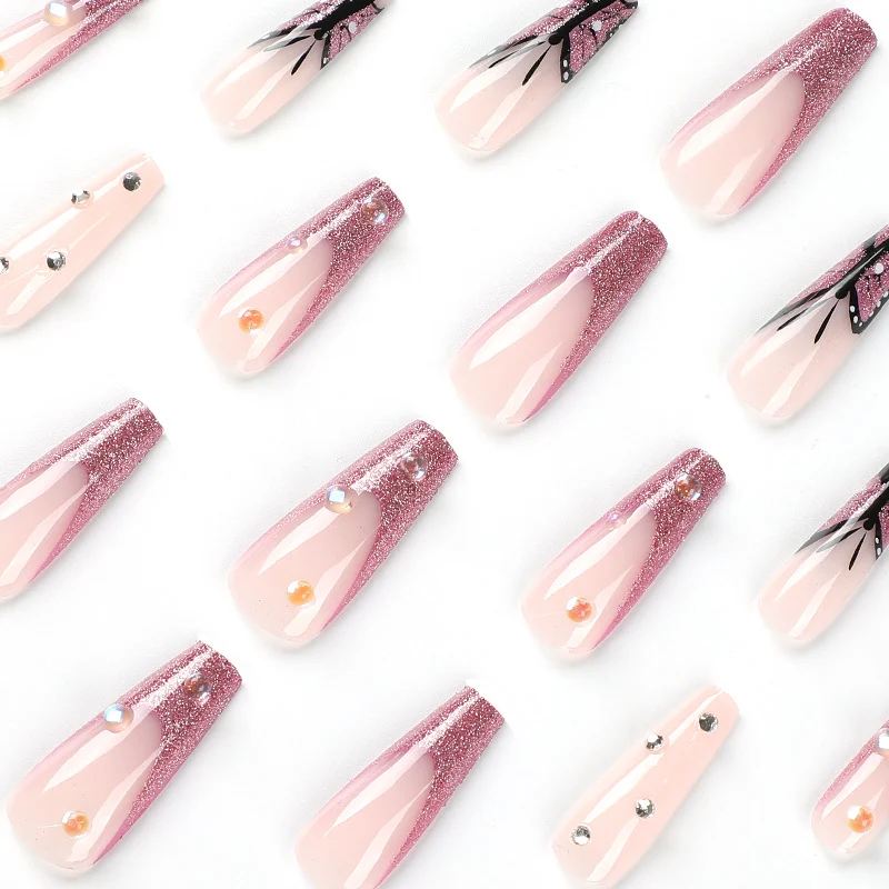 Kunstvolle Stiletto-Nägel mit floralen und glitzernden Akzenten Karnz