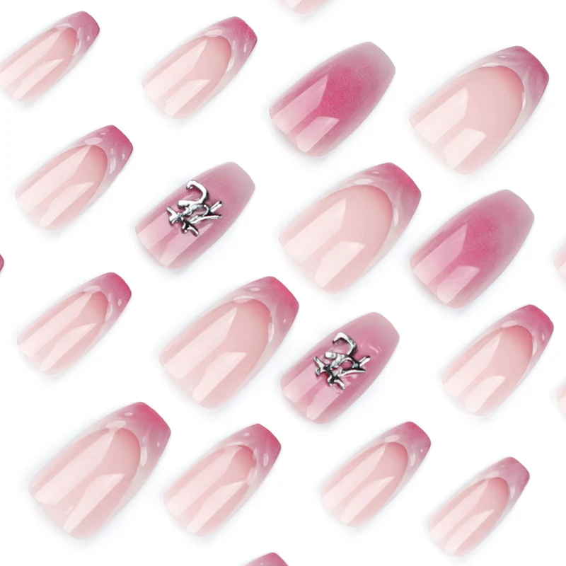 Kunstvolle Stiletto-Nägel mit floralen Akzenten und 3D-Details Karnz