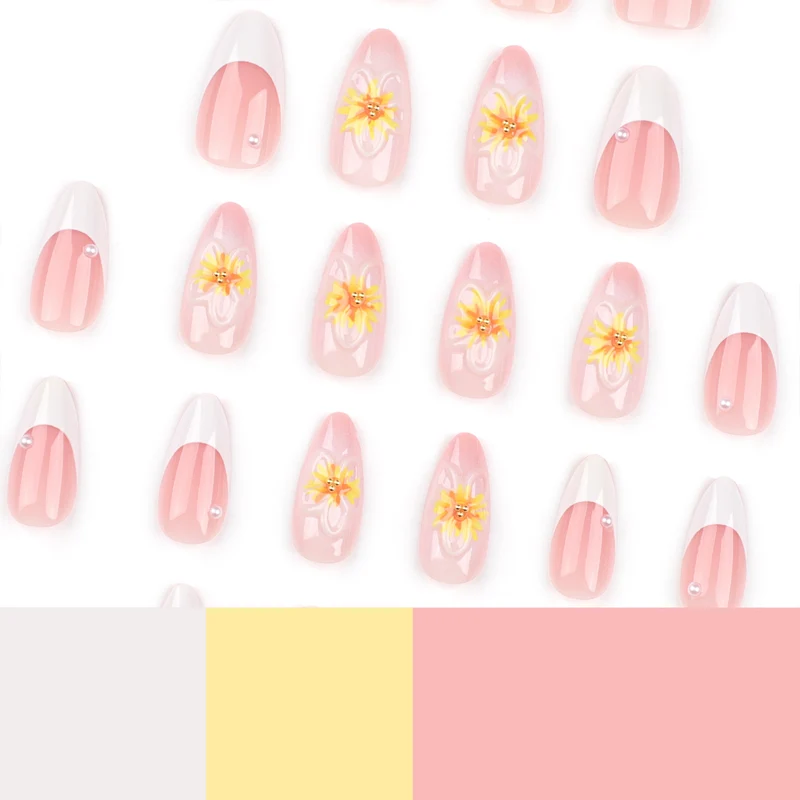 Kunstvolle Stiletto-Nägel mit floralen Akzenten Karnz