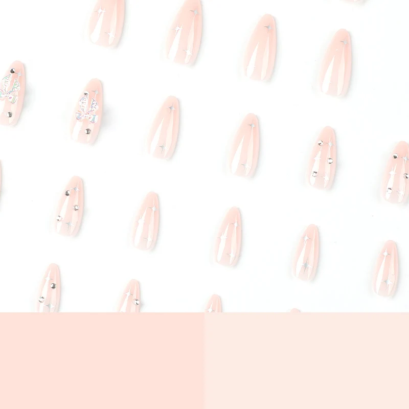 Kunstvolle Stiletto-Nägel mit eleganter Verzierungs-Gestaltung Karnz
